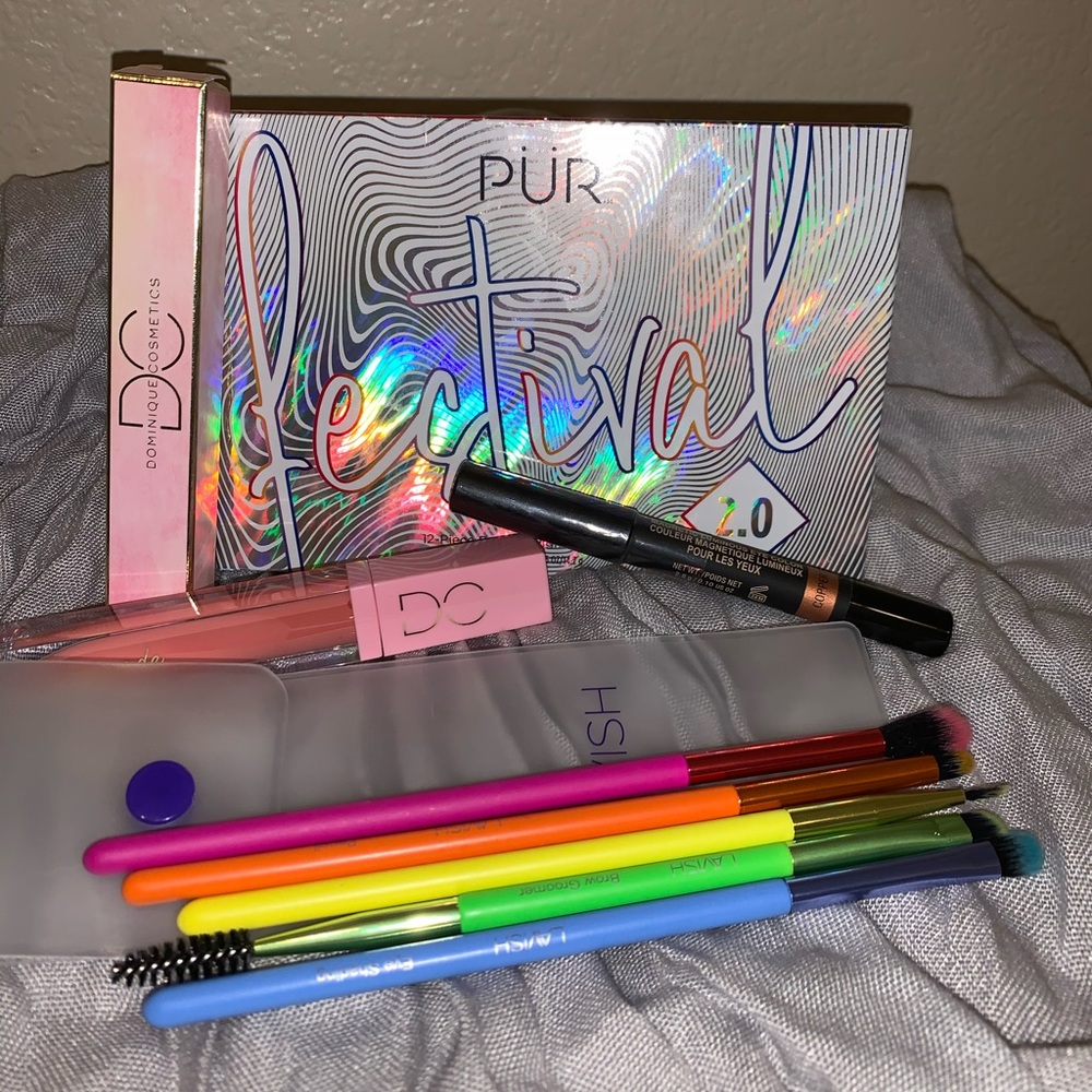 SOLD! 4-piece makeup bundle